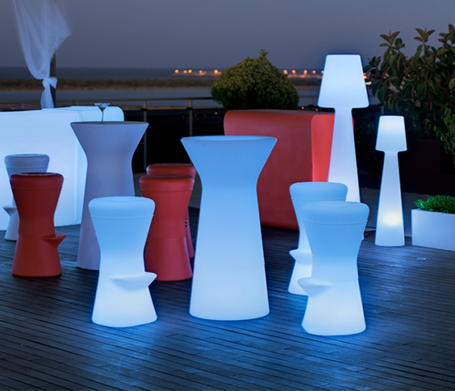 Corfu 47 barkrukken wit verlicht buiten op het terras met bijpassende tafels