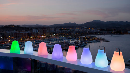 Verschillende verlichte draagbare lampen met mooi uitzicht