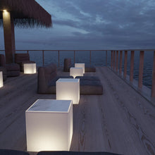 Afbeelding in Gallery-weergave laden, Verlichte Bora kleine tafels naast elkaar buiten op het terras aan de zee
