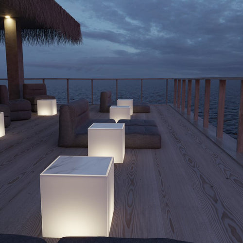 Verlichte Bora kleine tafels naast elkaar buiten op het terras aan de zee