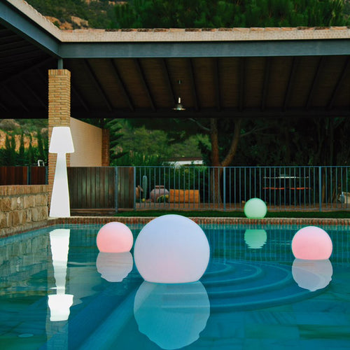 De Bult verlichte ballen in het zwembad buiten